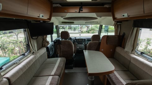 Spacious 6-person family camper