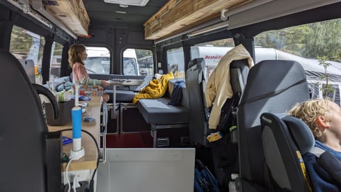 De Avonturierbus 🚐 – Zweisitziger Mercedes-Benz Bus aus dem Jahr 2010