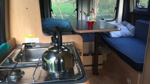 Adria twin de blauwe – Compacte 2 persoons camperbus