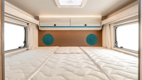 Moby – Luxury 5-person campervan 2024 - automatic + Wi-Fi option