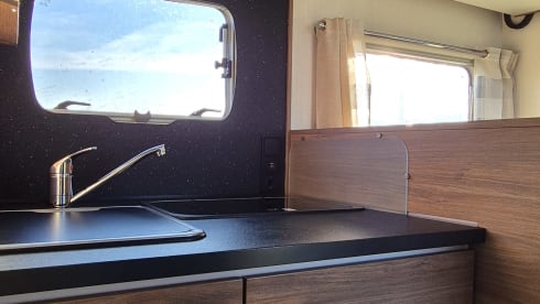 Camper 1 – Spacious and luxurious 6-person camper incl. PlayStation 4