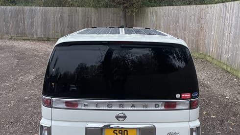 Nissan Elgrand – Cosy and Stylish Camper