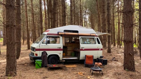 Velma – 4 berth Volkswagen campervan from 1988
