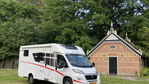 Vrij & Blij – Spacious Sunlight T66 with single longitudinal beds, year of manufacture 2019 with 150 hp (euro 6)