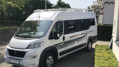 Twinny – Adria 640 SLX, length beds, solar panel, tow bar, roof rack, bike rack
