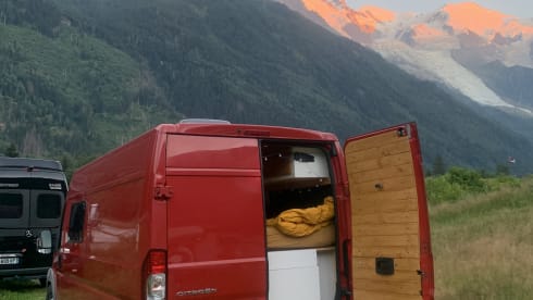 Cozy Off-Grid campervan for the ultimate adventure
