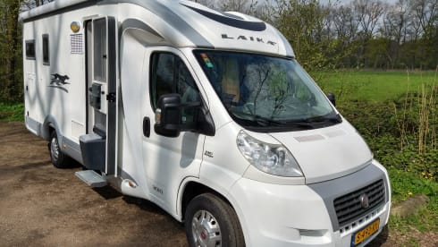 Very luxurious 2-3p Laika semi-integrated camper