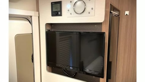 Campi – Luxury 2p Bürstner with queen bed, air conditioning and inverter 