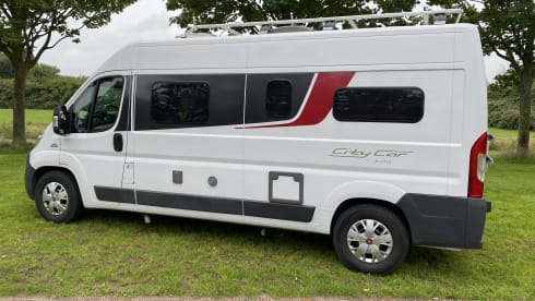 Luxurious and sustainable bus camper (automatic) with light interior and many extras