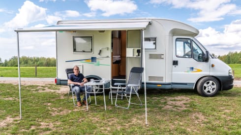 Compact semi-integrated motorhome