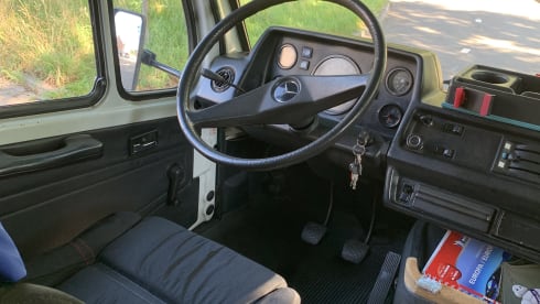 5p Mercedes-Benz alcove uit 1982