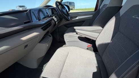  Betty – Volkswagen California Ocean EHybrid 2025 met 4 slaapplaatsen