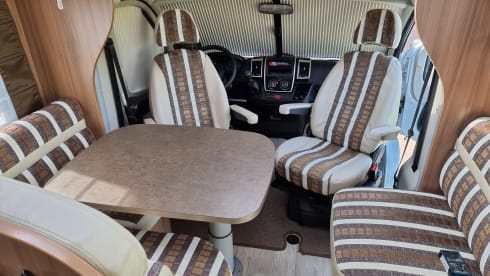 Fully equipped neat Pilote camper semi-integrated