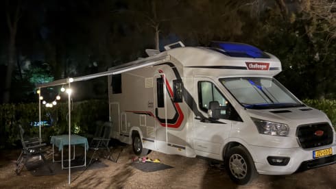 Challenger – Very luxurious 5-person Challenger from 2021 with automatic machine and cozy layout.