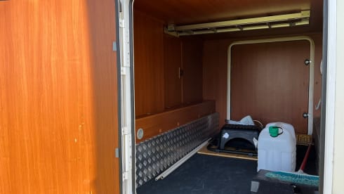 Willem – Nice and complete 6 person camper