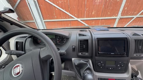 Lovely luxury camper 4p LMC semi-integrated from 2009 