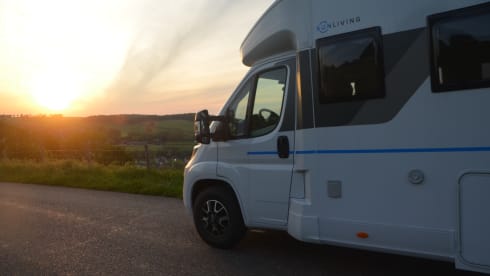 Mergelland – New (2024!) Luxury Sun Living camper 4 pers. + electric folding bike
