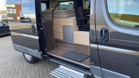 Buszz – Hymer RIo '14, 4 seater/2 bedroom. Compact, surprisingly spacious
