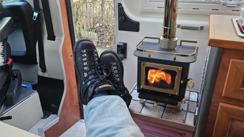 Avonturenbus – Cozy, fresh camper van, self-sufficient.