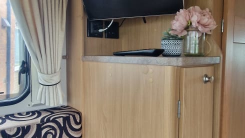 Eldonis the Explorer  – Explore the UK in Comfort – 6-Berth Elddis Motorhome with Full Amenities