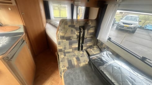 Adriatik 573ds – 4p Adria Mobil semi-integrated uit 2003