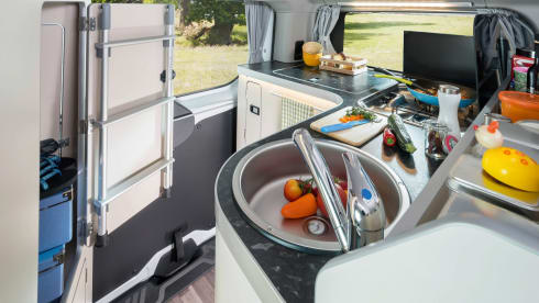 Adventure cooking and fun – 5p Ford campervan uit 2020