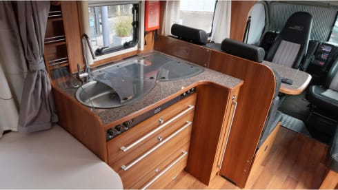 Globe-Drôme – 2 person semi-integrated Dethleffs camper 