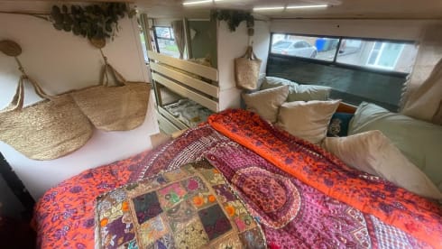 Viva La Vario – 4 berth Mercedes-Benz semi-integrated from 2004