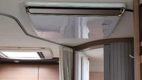 Beautiful 4 person Knaus Skywave