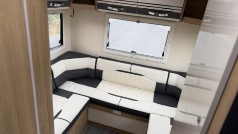 Autocarro semi-integrato Ford a 6 posti letto dal 2022