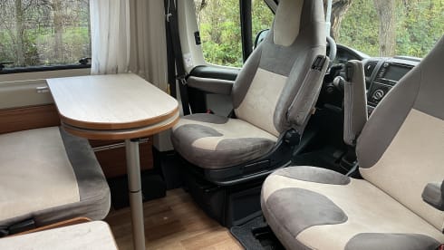 Bus camper Globecar 600L with length beds, for 2 people. Dog allowed.