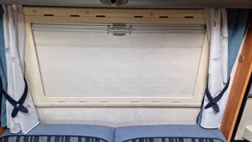 Very luxurious and spacious 4 person Alcove camper with 2 fixed spacious beds
