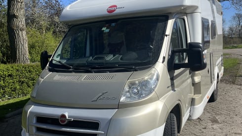 Comfortable and luxurious camper (4 persons)