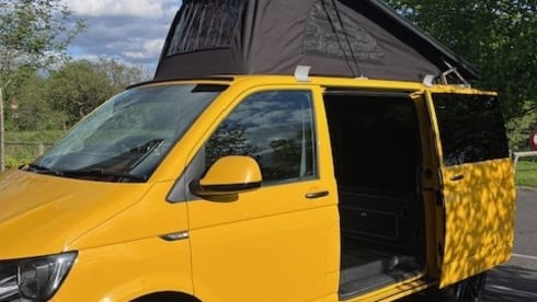 Bumble Bee – 4 berth Volkswagen campervan from 2017