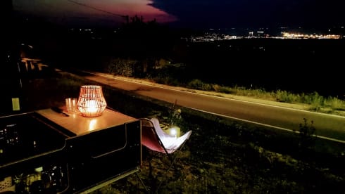 Ford Campervan met groot bed & uitschuifbare keuken 