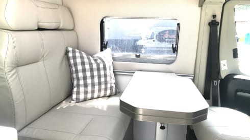 Luna de Plata – Fully equipped, state-of-the-art box van