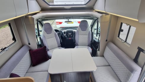 670dc – Very luxurious camper with free-standing bed and plenty of seating space