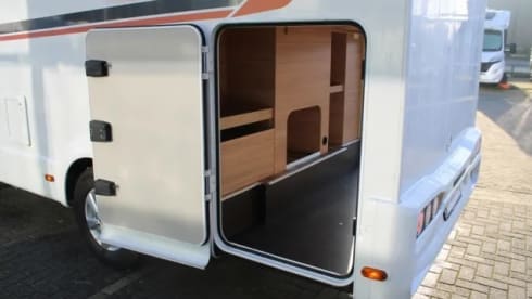 Roxi – Beautiful, luxury Dethleffs semi-integrated camper (4p) from 2021 (incl. Maxx fan!)