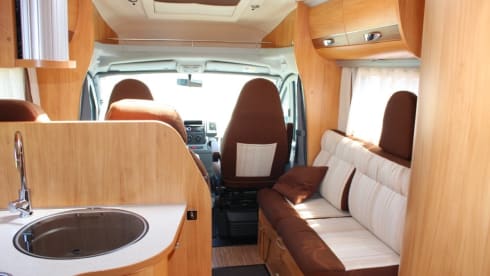 4-5 person Adria Coral S-680 SP