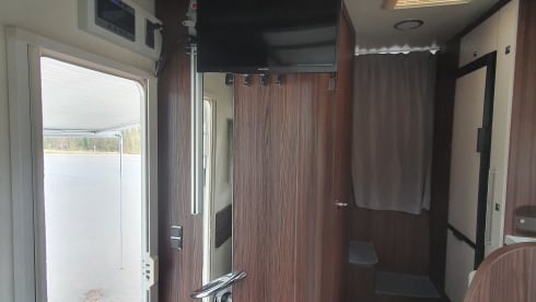 Mariette – Enjoy our luxury Benimar 442