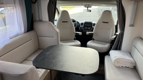 Joa 75T – 5p Bavaria semi-integrated uit 2024