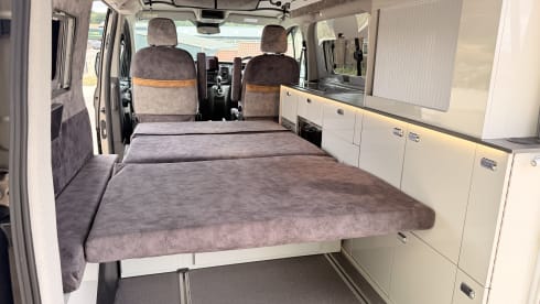 Blondie – 4 berth Ford campervan from 2022