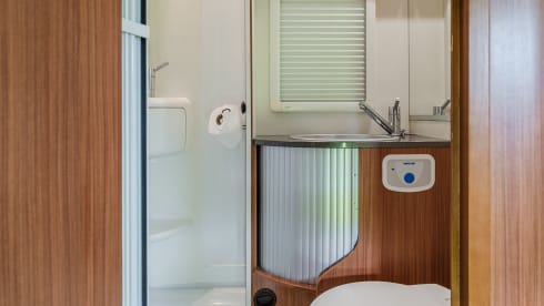 Kikker  – 5p Adria Mobil integrated uit 2011