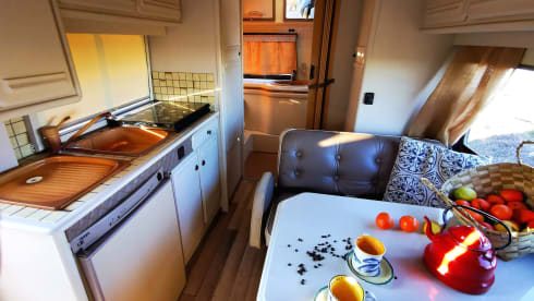 Laranja – Rent a  Blue Classics’s Combi J9