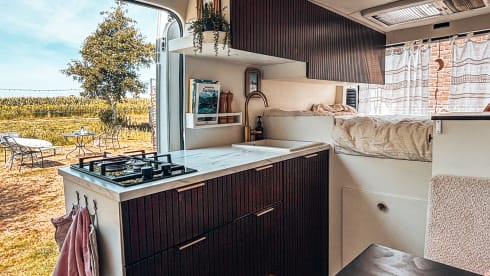Freddie – Mini-maison aménagée en camping-car autonome (2 personnes + bébé)