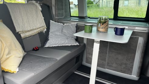 4p Volkswagen campervan uit 2024