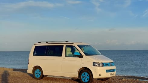 Dora – 2 berth Volkswagen bus from 2014