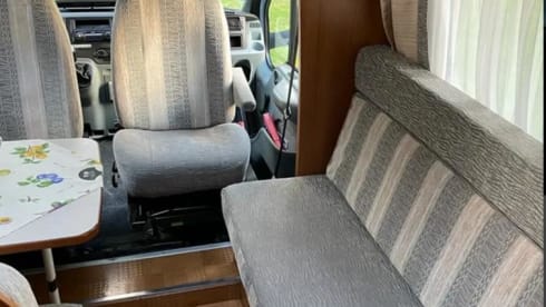 Very neat complete Ford Carado 4 persons
