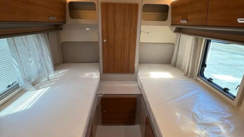 Zo goed als nieuw, zeer luxe, ruime én comfortabele 5pers. camper uit 2022  – 5p Renault semi-integrated from 2022