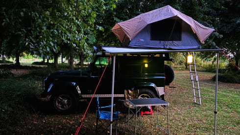 The Mail Man – Avontuurlijke Land Rover Defender 90 met nieuwe daktent en luifel